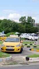 S자 곡선 코스 연습 장면입니다. 선을 밟지 않으려면 핸들 조작에 집중해야 해요!