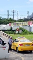 배경에 보이는 '경사로' 표지판이 보이시나요? 여기서 뒤로 밀리면 감점되거나 실격될 수 있으니 주의해야 합니다!