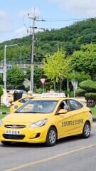 학원의 노란색 연습용 차량입니다. 의무 교육 시간 동안 이 차와 아주 친해지게 되실 거예요.