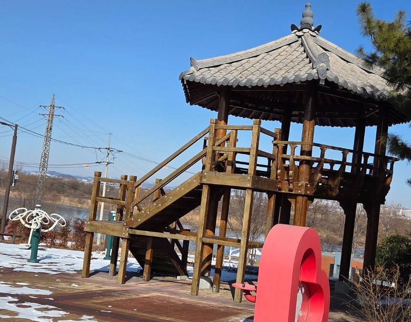 평택 내리문화공원 언덕 위 전통 정자 전망대