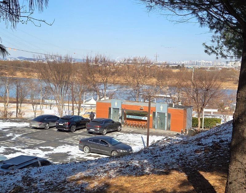 관리 잘 된 내리문화공원 공중 화장실과 주차장 입구