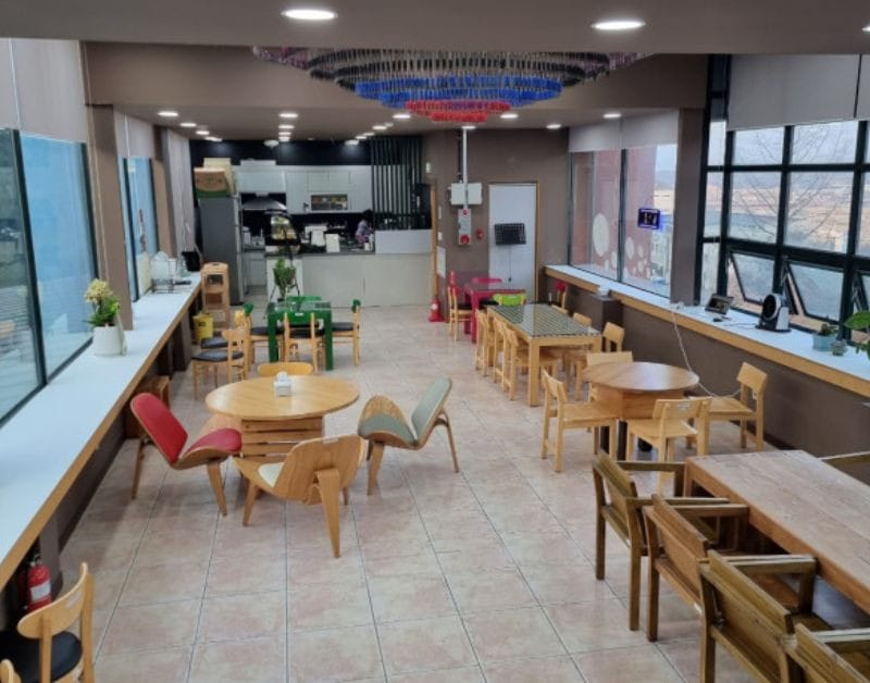 The spacious 2nd-floor cafe at Gyeonggi Shooting Theme Park, a perfect place to rest.