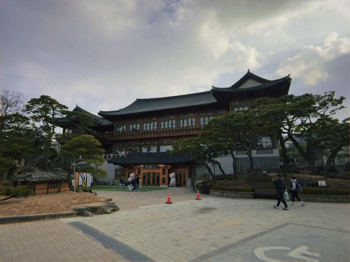 曲線を描く黒い瓦屋根が特徴的な、韓国伝統の多層建築物の広大な外観。