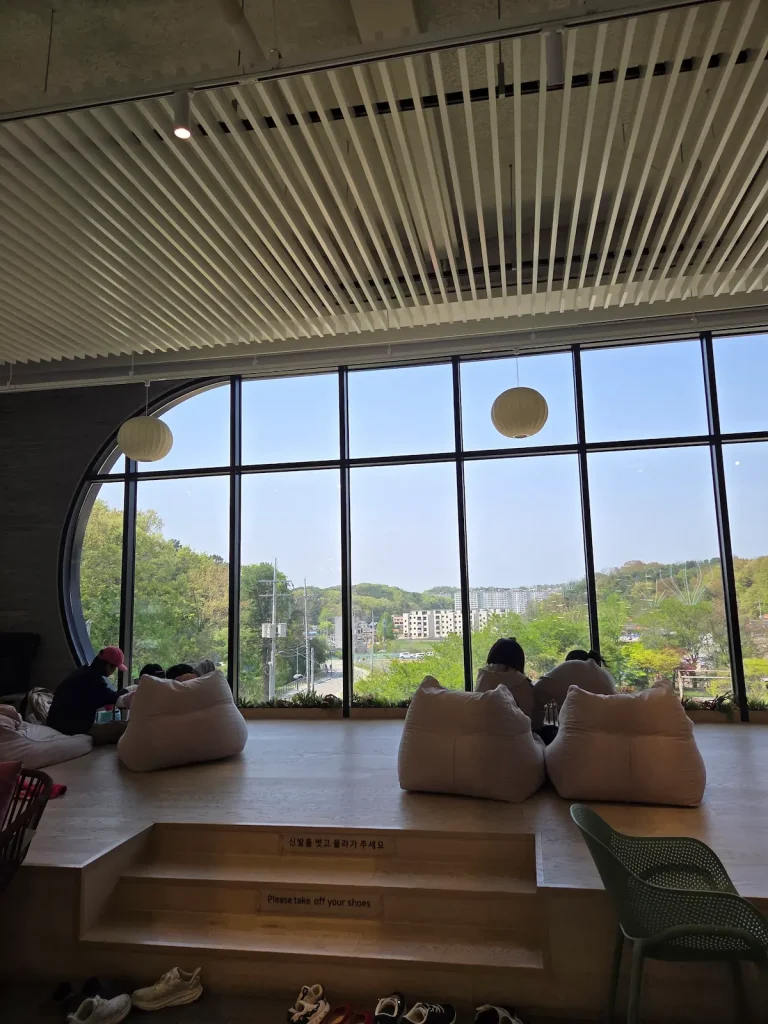 통창 앞 빈백에 누워 쉬는 사람들