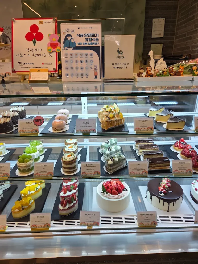 화려한 디저트가 가득한 케이크 쇼케이스