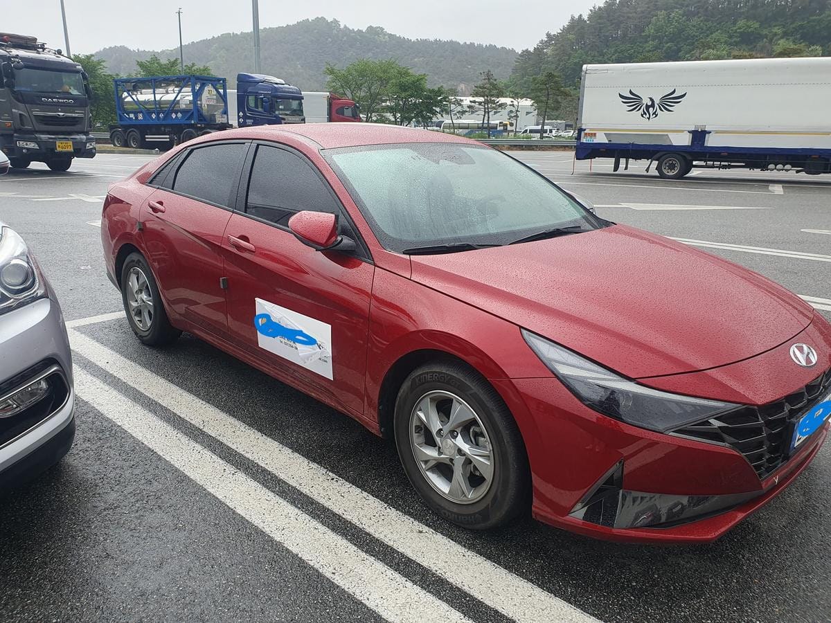 車のドアの端に取り付けられた青い長方形のウレタンスポンジのクローズアップ。