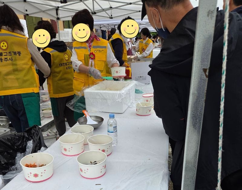 Volunteers serving free bibimbap