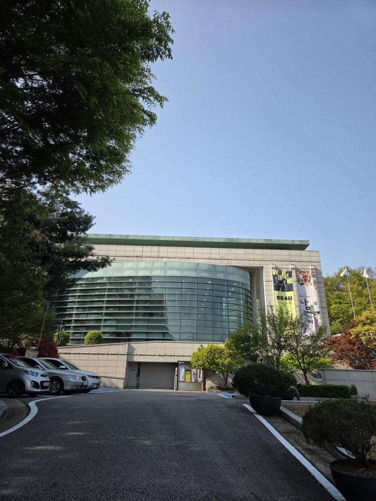 韓国の伝統的な瓦屋根が特徴の京畿道国楽院の建物の全体的な外観写真。