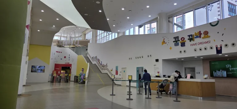 華城市峰潭おもちゃ図書館の1階ロビー空間