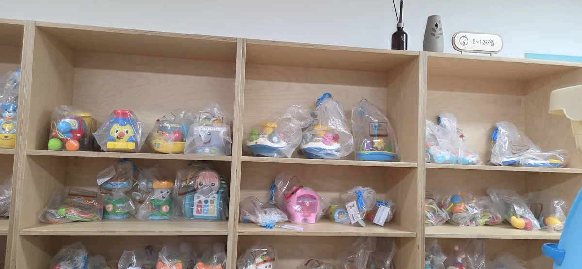 Small toys and educational kits at Hwaseong Bongdam Toy Library