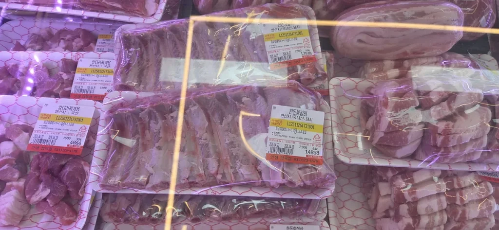 部位別に陳列された韓国精肉店のショーケース