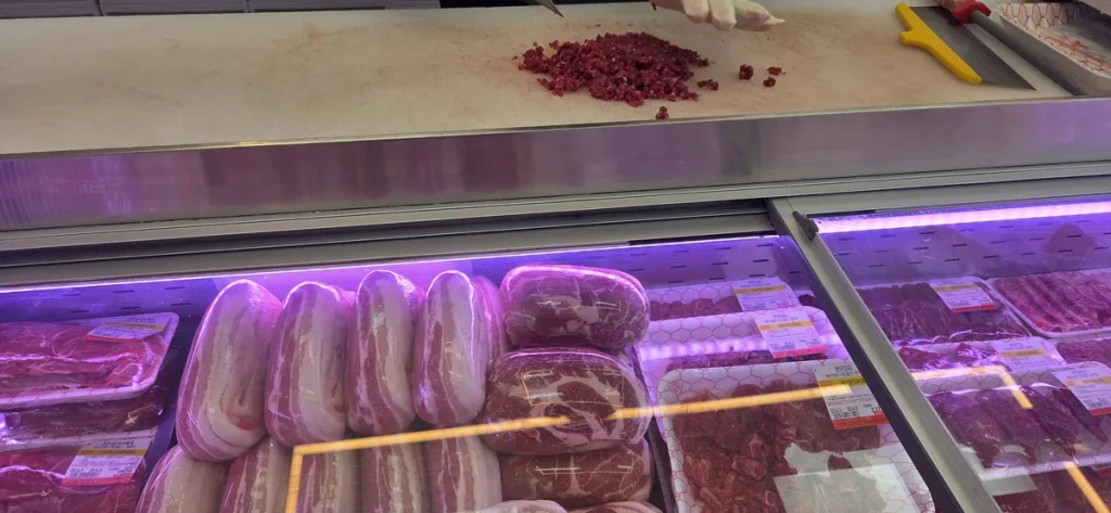 離乳食用に手作業でミンチされる赤身肉