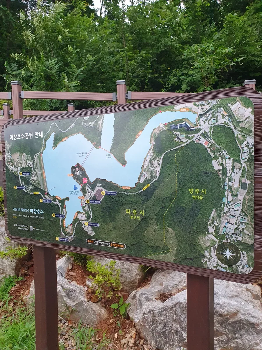 馬場湖水の3.3km湖畔遊歩道を示す木製マップボード