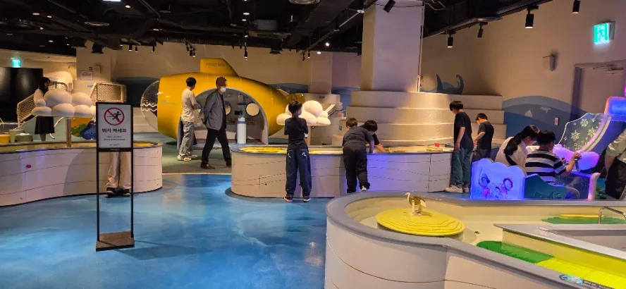 A spacious children's play room, a great addition to Gwanggyo Lake Park attractions.