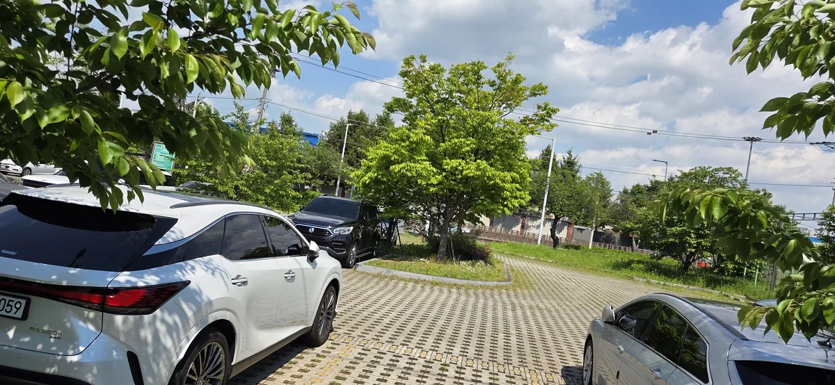 An empty, spacious car park at Uiwang Rail Park