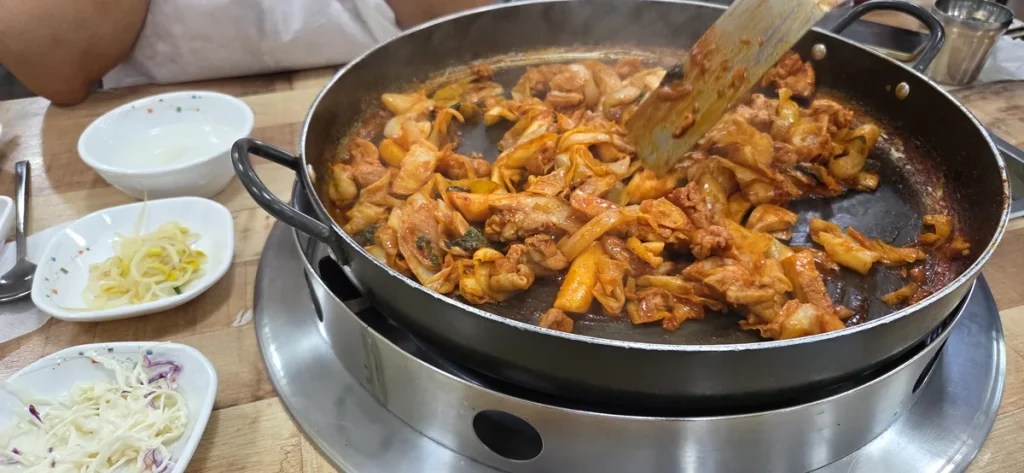 新鮮な닭갈비、調理前の食材の鮮度を示す典型的な韓国地方店の一皿