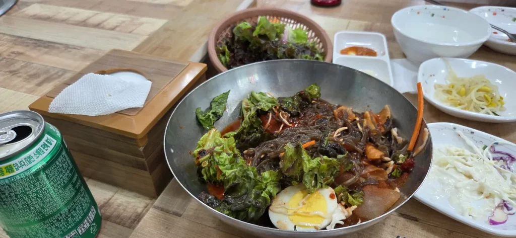 辛さ控えめなチーズ닭갈비と一緒に楽しむ、爽やかな막국수（蕎麦麺）