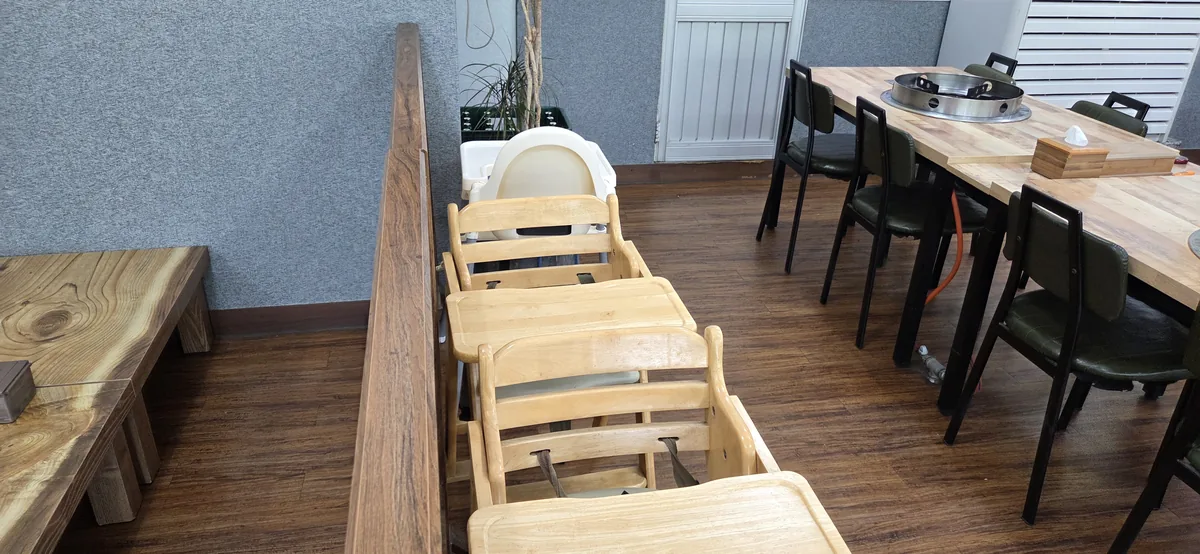 Modern tables and high chairs, suitable for families enjoying mild cheese dakgalbi Korea has.