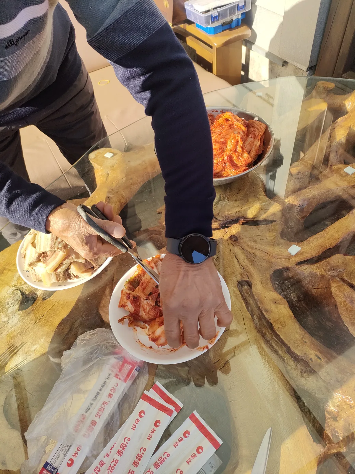 Cutting boiled pork called suyuk to eat with fresh kimjang kimchi family tradition expat korea.
