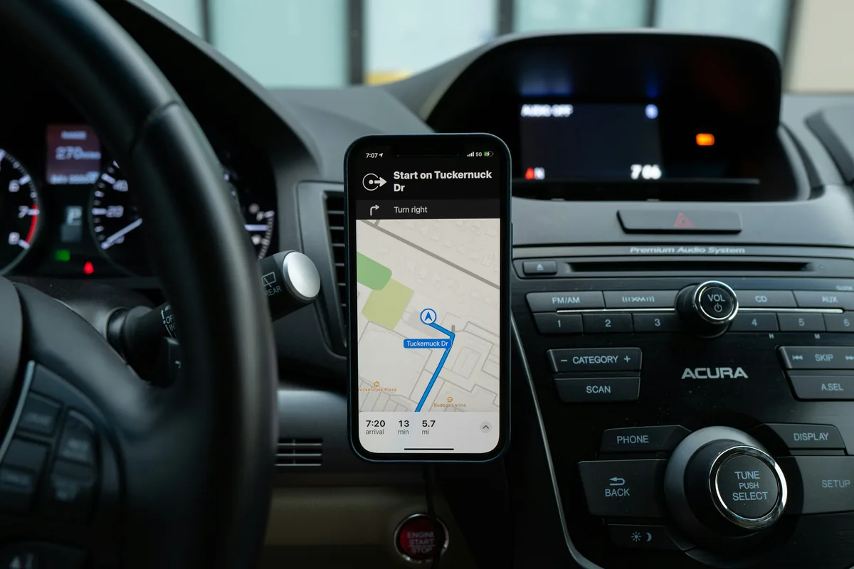 Smartphone navigation app mounted on a car dashboard for a school zone drive in Korea.