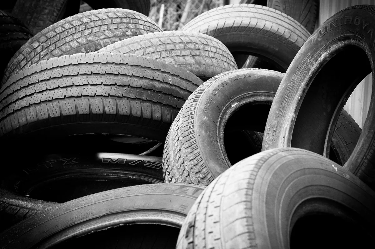 A multicultural family asks a friendly local mechanic about tire storage services for car maintenance in Korea.